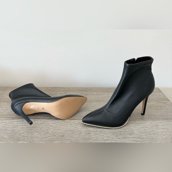 BCBG ankle black boots. Size 7.5. Never worn - Picture 3 of 3